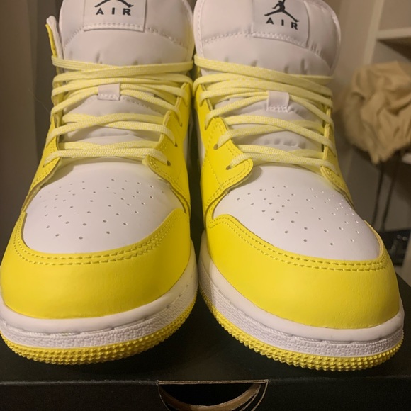 Authentic Yellow Rose Jordan Mids- 7Y/8.5 Women’s - Picture 3 of 6